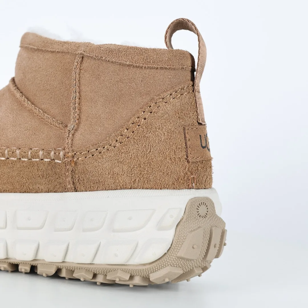 Pick up locally 💰700 Core recommendation Good price It is a very suitable choice for keeping warm in winter and at home. In recent years, uug has launched a series of styles, which are partially geared towards the preferences of young consumers and have also moved to the forefront of fashion trends. Shoe body material Water-repellent coated suede upper 17mm UGGPURE™ implanted wool insole Lightweight non-slip comfortable rubber outsole With brand LOGO trademark Comes with a full set of packaging Size: 35 36 37 38 39 40